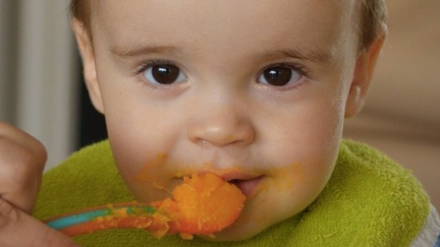 Comment prévenir et réagir en cas d’étouffement chez les jeunes enfants?